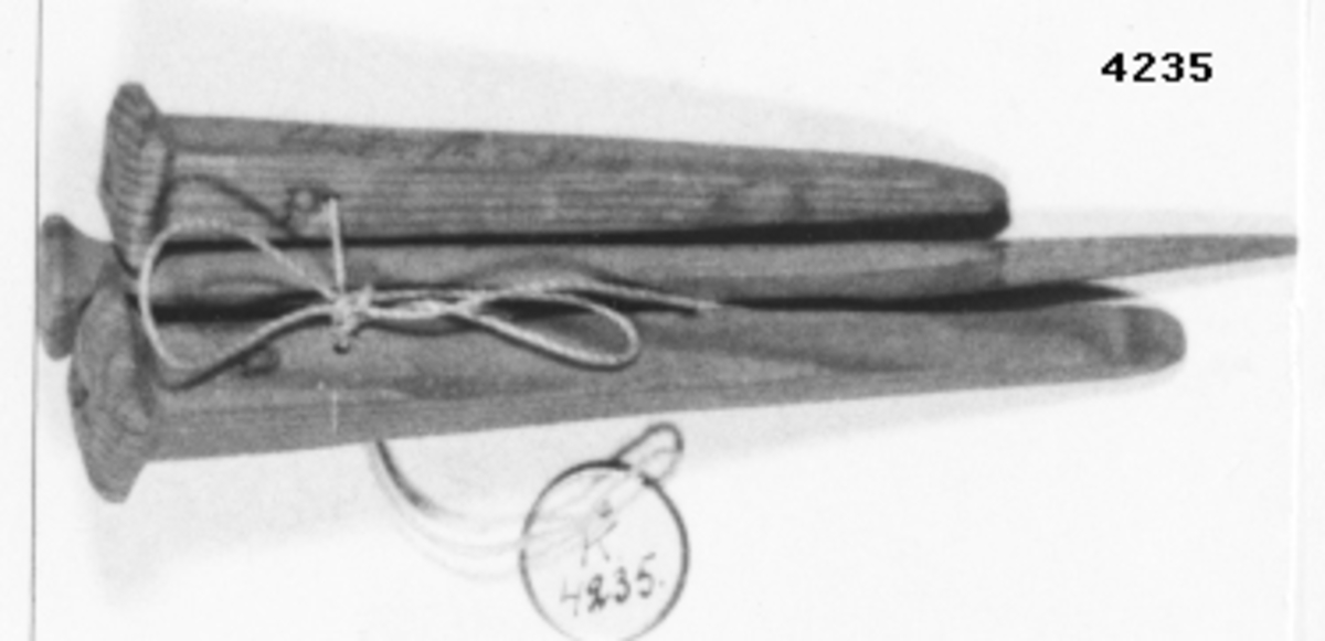 Spik, roder-, modell av trä. Märkt: 5 tum Ror. 2 st. Kronstämplad