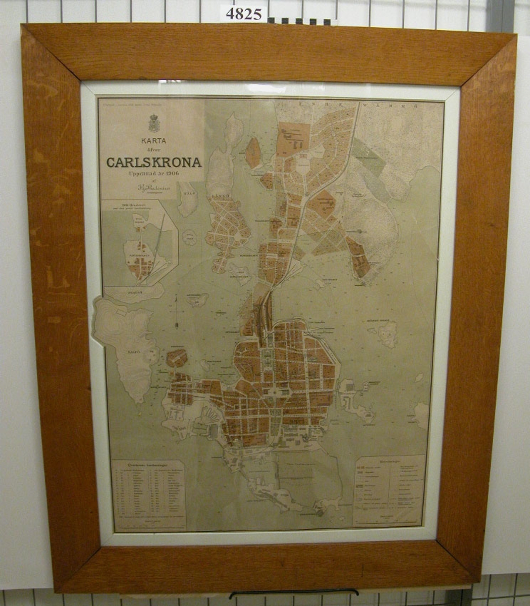Karta över Karlskrona, skala 1:6000, upprättad år 1906 av stadsingenjör
Hj. Thedenius.
Den är på papp i färgtryck inom glas och ram av trä, förnissad.