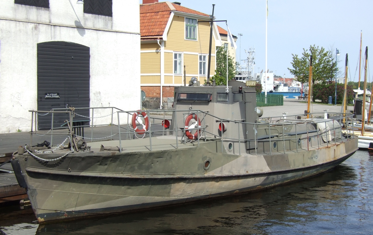 Ett flertal A-slupar byggdes under 1930- och 40-talet för att användas som något av allroundbåtar (bl.a. som bevakningsbåtar) i Kustartilleriet. De första exemplaren tillfördes KA åren före andra världskriget. Totalt tillfördes Kustartilleriet ett 40-tal båtar, varav ca 10 stationerades i Karlskrona. Båtarna hade soldatnamn som Dristig, Munter, Djärv m.fl., vilka numera bärs av Bevakningsbåtarna i Tapperklassen.

Under 1950-talet hade Djärv till uppgift att att kontrollera inloppet till Karlskrona mellan Kungsholms fort och Drottningskärs kastell. På 1960-talet användes hon som utbildningsfartyg för navigatörer.
Djärv tillhörde mot slutet Mul.Div Bk/KA2 (Minutläggningsdivisionen Blekinge kustartilleriförsvar / Karlskrona kustartilleriregemente) och var senast stationerad som transportbåt mellan Kungsholmen och Tjurkö.

Hon har ett deplacement på 19,35 ton. Motorn är en Volvo MD 67 med en motorstyrka på 63kW. Den gav en fart på 8 knop. Hon är kamoflagemålad i grön färg. Besättningen var i regel en båtchef, en maskinist och en matros. I krigstid utökades besättningen med en pjäschef, en skytt och en laddare. A-slup är en förkortning för Motorslup typ A.