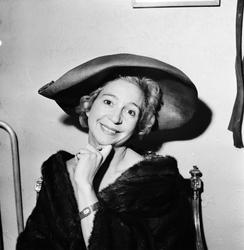 Wenche Foss med stor hatt.