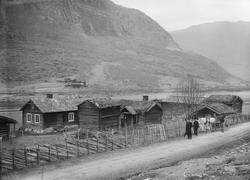 Gaarden Holmen, 04.05.1914, gård med tømmerbygninger, hest, 