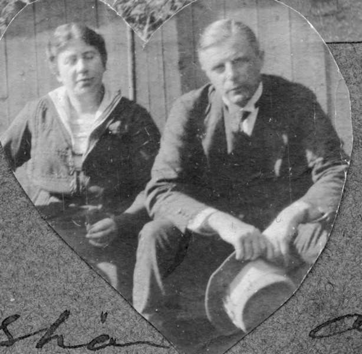 Kirsten og Jens Frederiksen. Bildetekst: "Glædelig jul! Godt nytaar ønskes Christian og Maren af Jens og Kirsten. London 1919."