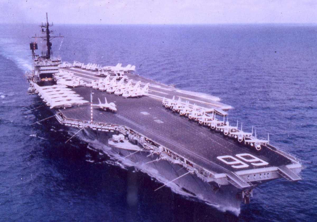 Amerikansk hangarskip av Kitty Hawk og John F. Kennedy - klassen som heter America og har nr. 66. På flydekket sees et stort antall fly.