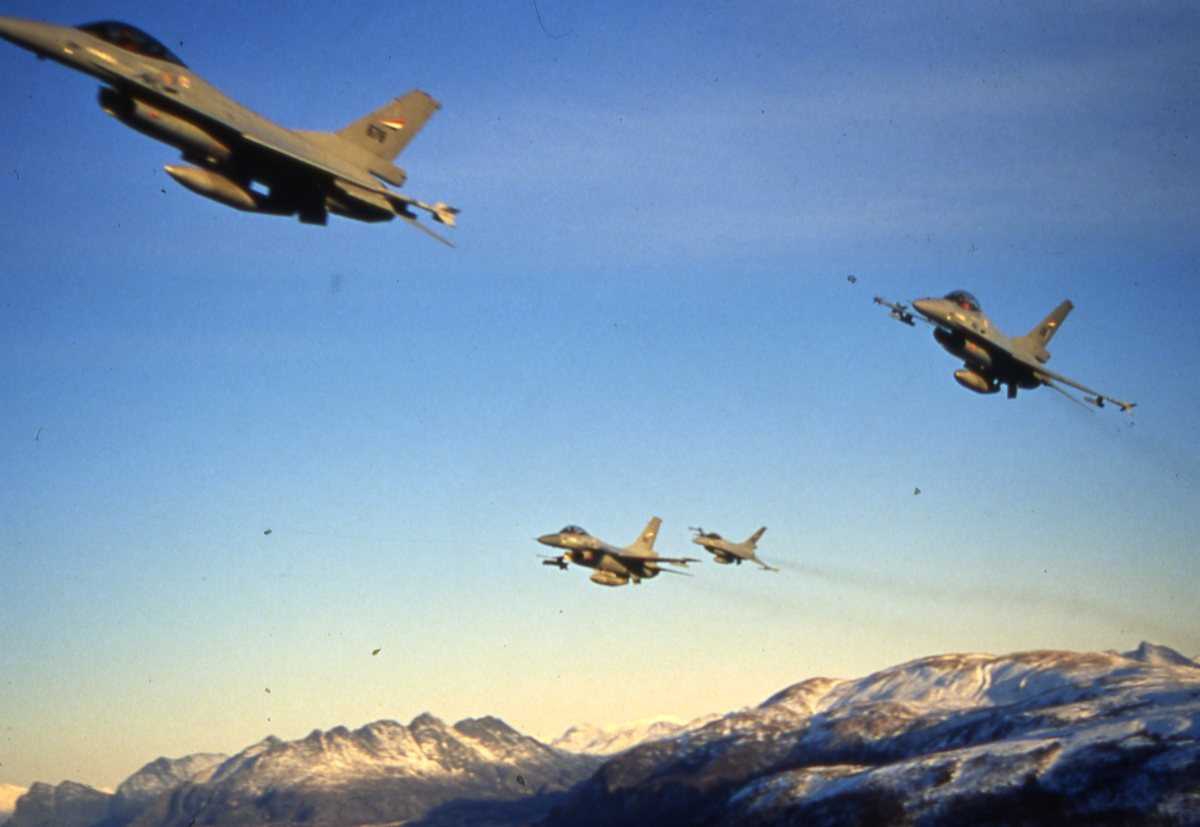 Norske fly av typen F-16 Falcon i formasjon. Flyene tilhører 331 skvadron, Bodø hovedflystasjon.