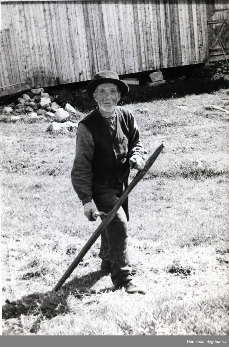 Ola  E. Furuhaug i slåtten på Furuhaug i Hemsedal  i 1940