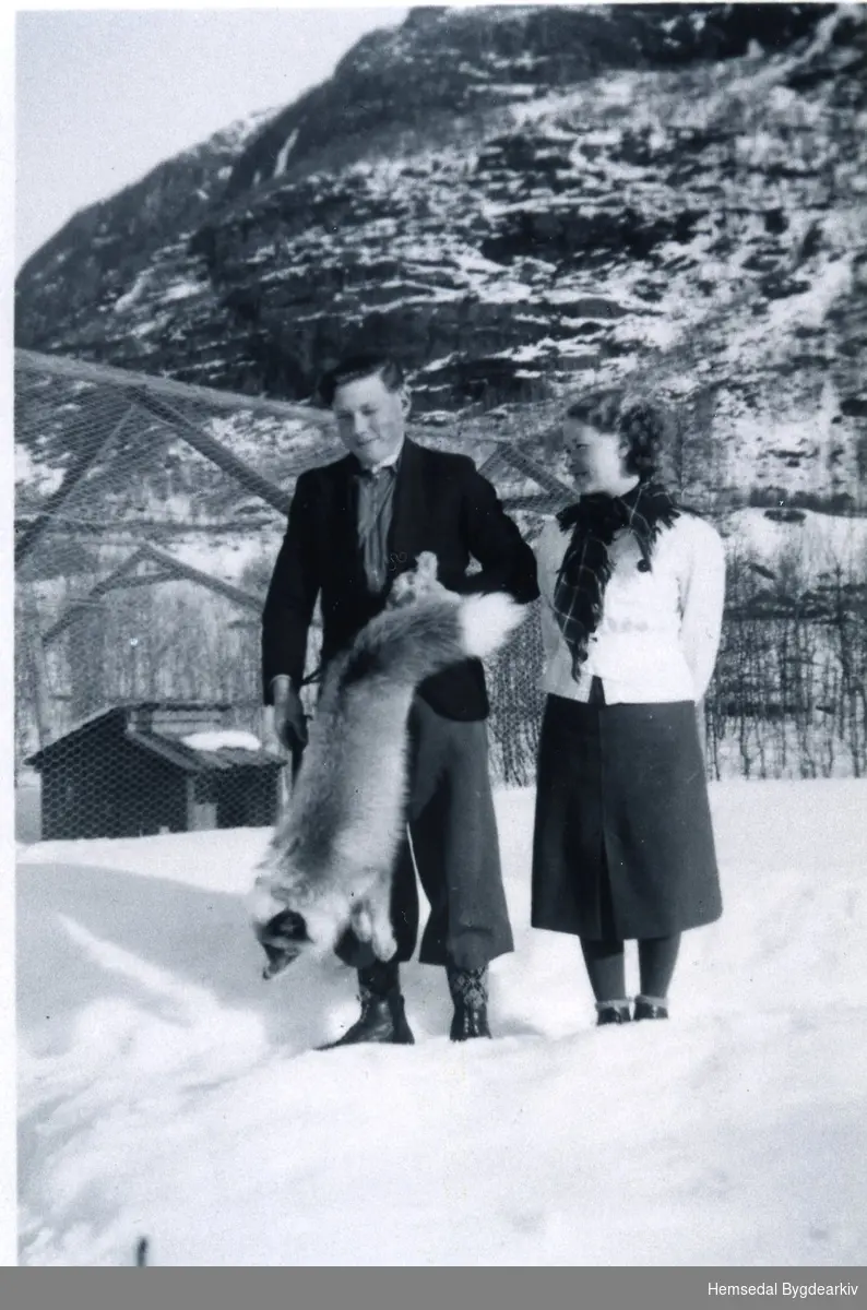 Emil Vøllo med platinarev, 1940-talet.
Kvinna er truleg Barbo Vøllo
