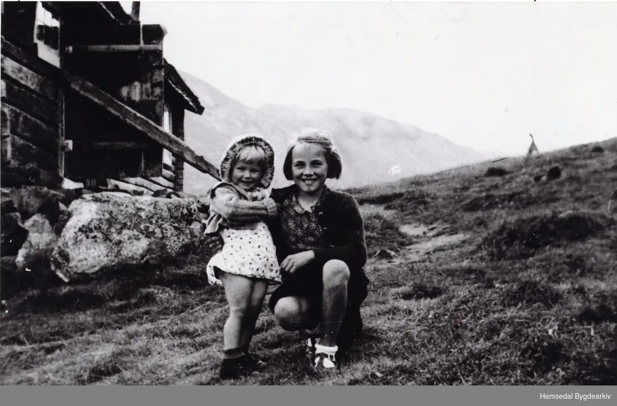 Frå venstre: Margrethe Ødegård og Liv Ødegård i Mørkedalen/Sildegjerde, ca. 1944