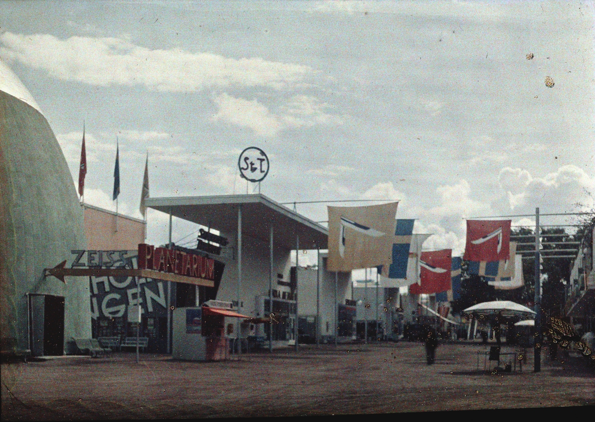 Planetarium och flaggor vid huvudstråket Corson.
Stockholmsutställningen 1930