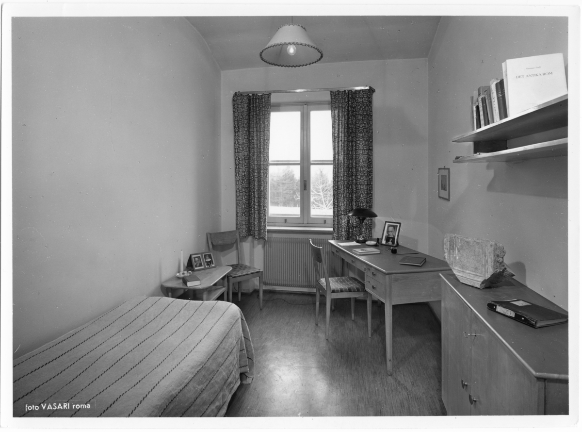 Svenska Institutet i Rom
Interiör. Rum med säng, skrivbord och byrå.