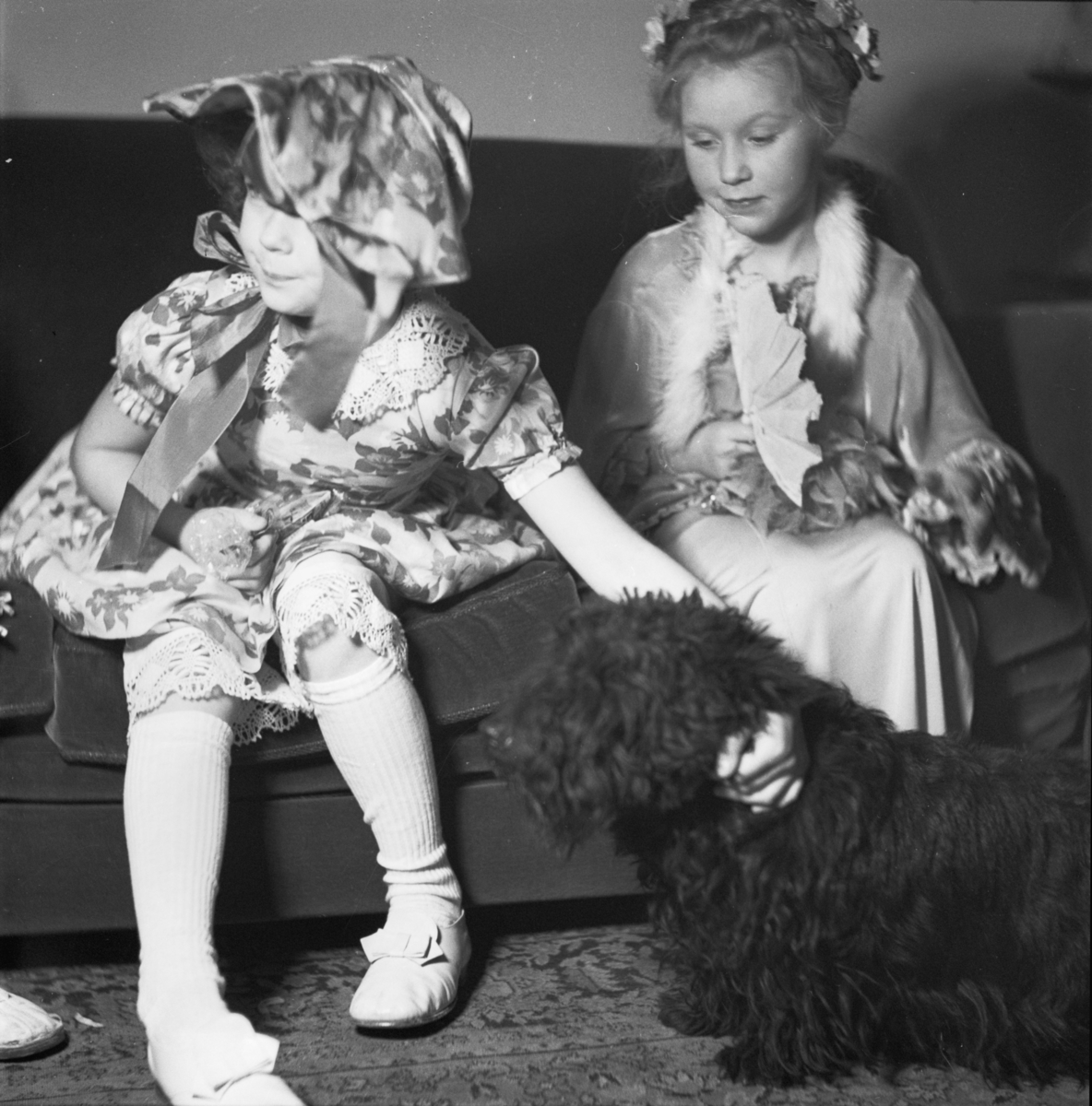 Barnkalas med maskerad
Två flickor och en hund