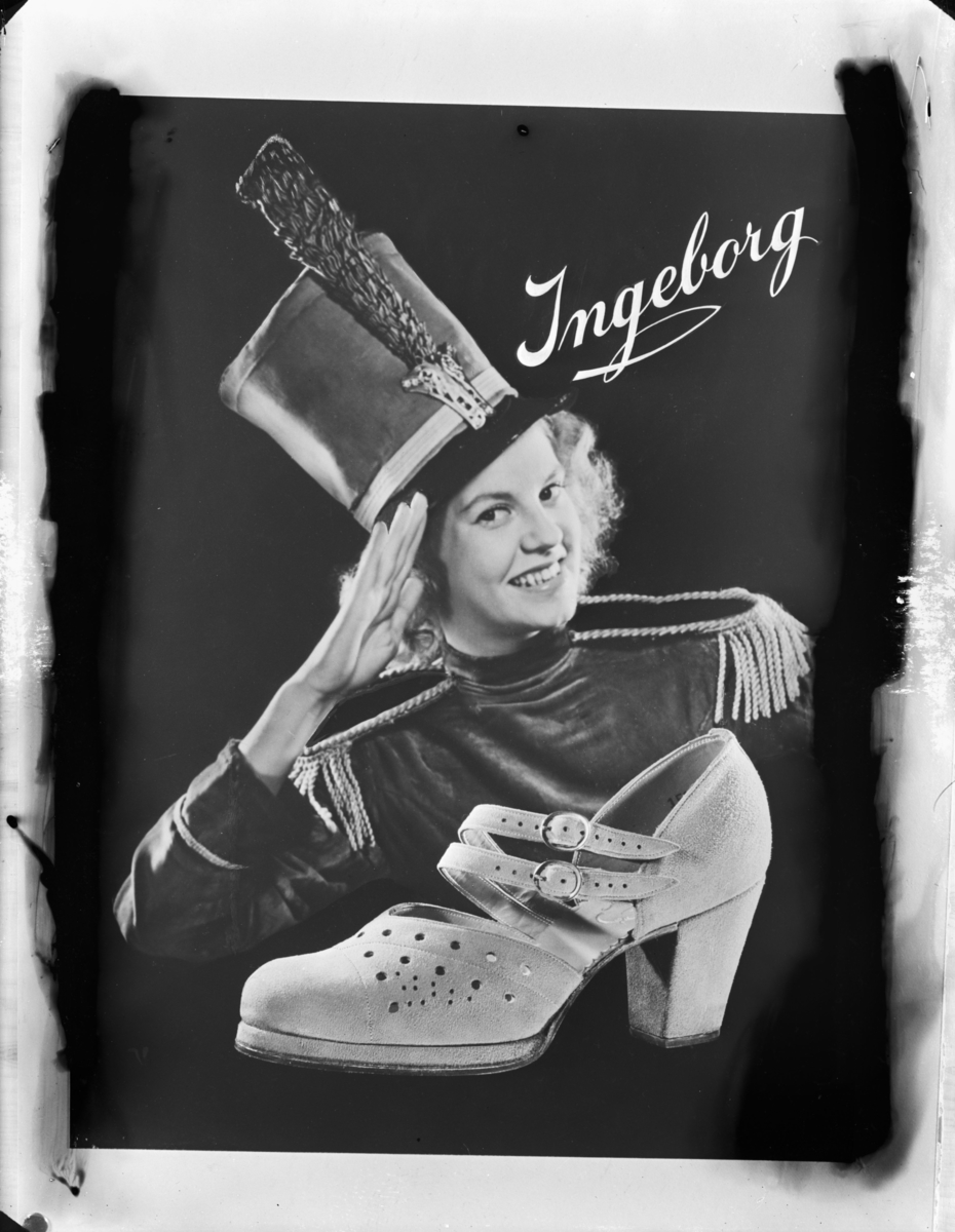 Reklam för skomärket Ingeborg
Modellen Ammy AAre i uniform gör honnör