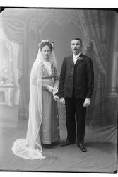 Studioportrett av et brudepar, trolig Anna og Samuel Johanse