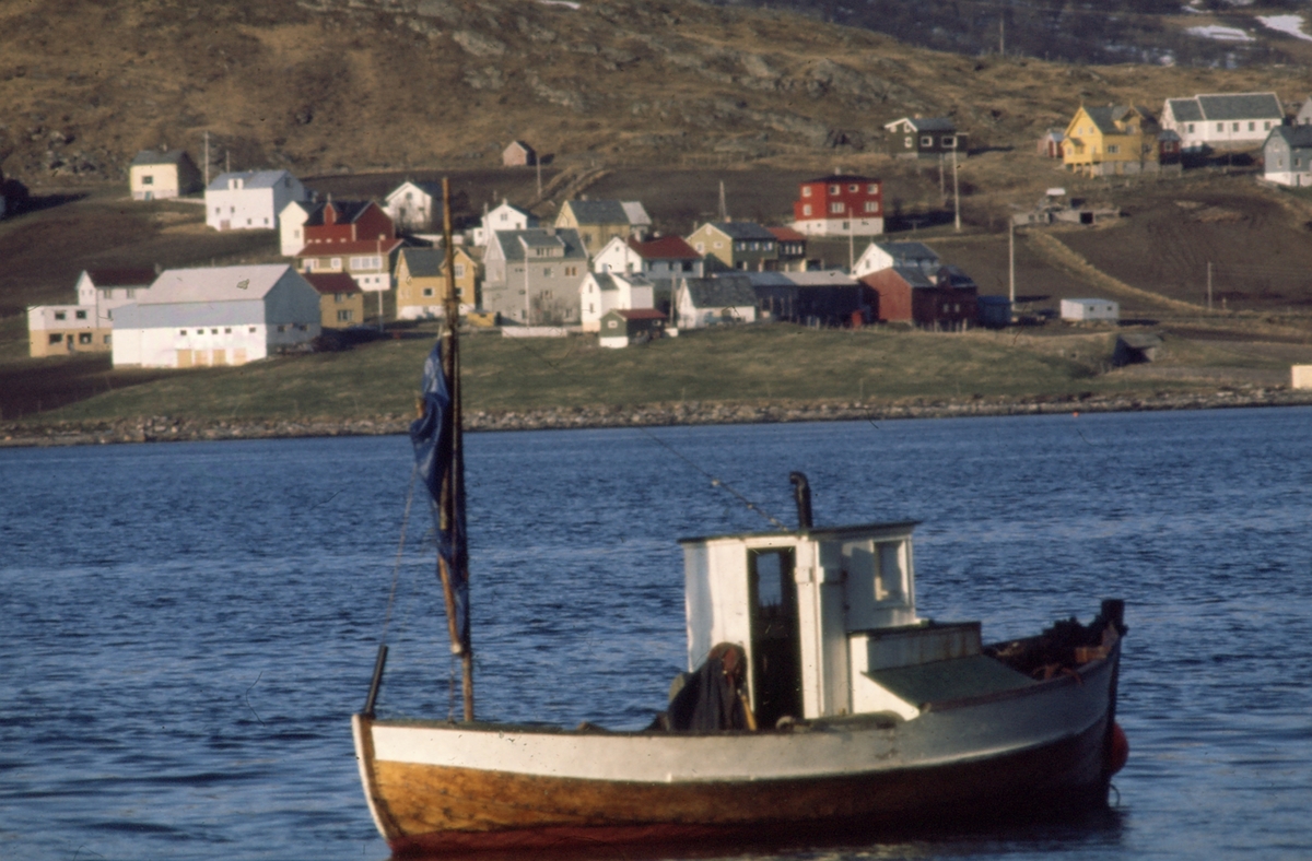 Sjark, med bebyggelsen i Kasfjord i bakgrunnen.