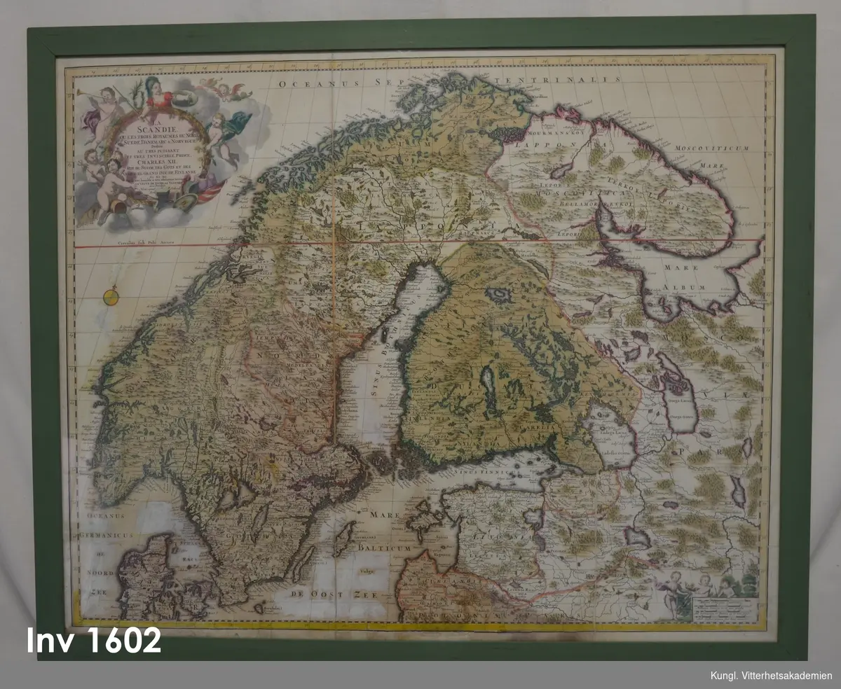 Tavla, över de tre kungarikena i Norr, Sverige, Norge, och Danmnark tillägnad Karl XII . Graverad karta från 1705, cirka. Inramad med en enkel grönlackerad ram, utan profilering. Hela kartans kustlinjer är målad med akvarellfärg på kartan som annars är tryckt i svart färg. i övre västra hörnet är en kartusch med ett antal puttisar.