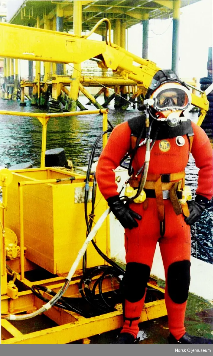 Kjell Sæbjørnsen klar for dykk på dykkerfartøyet Essex Shore