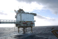 Ekofisk 2/4 H -  broen til Ekofisk 2/4 C til venstre.