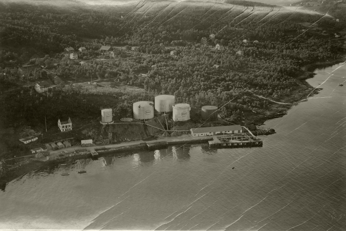 Flyfoto av Essos tankanlegg i Samasjøen.
