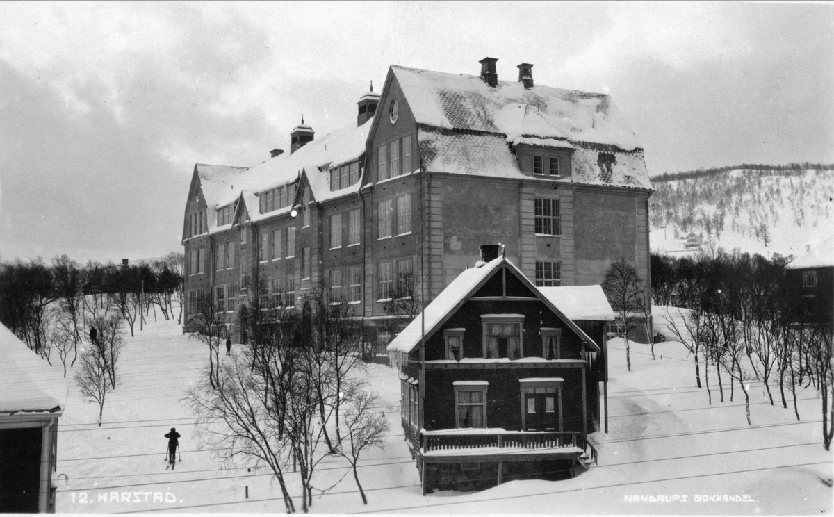 Postkort med motiv fra "byskolen", fotografert vinterstid.