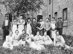 Arbeidere ved Melkefabrikken i Sarpsborg, ca. 1900-05.
Etabl