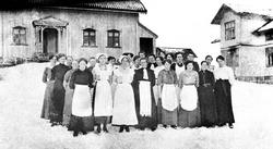 Deltakere i husholdningskurs, østre Tørnby  i Rømskog 1912. 