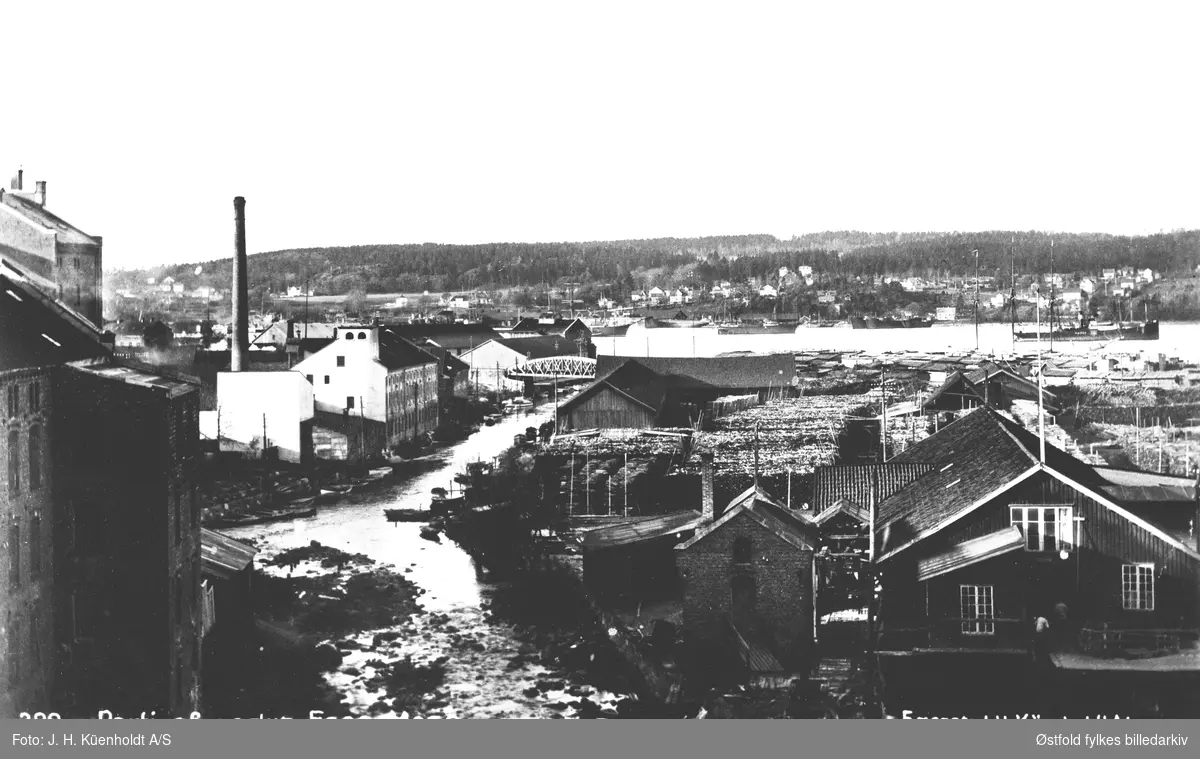 Fabrikkene ved Mossefossen - Møllebyen, Kanalbrua skimtes. Usikkert når bildet er tatt.