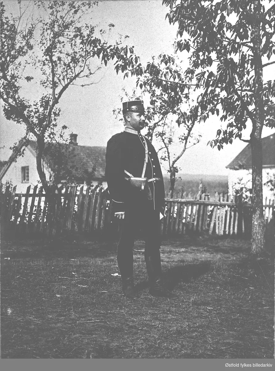 Soldat innkvartert på Årnes 1905. Portrett, helfigur.