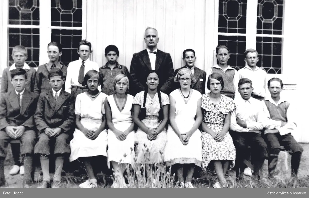 Gruppebilde av konfirmantene i Varteig kirke 1934.
