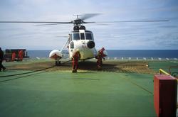 Helikopter av typen Sikorsky S-61N får etterfylt drivstoff p