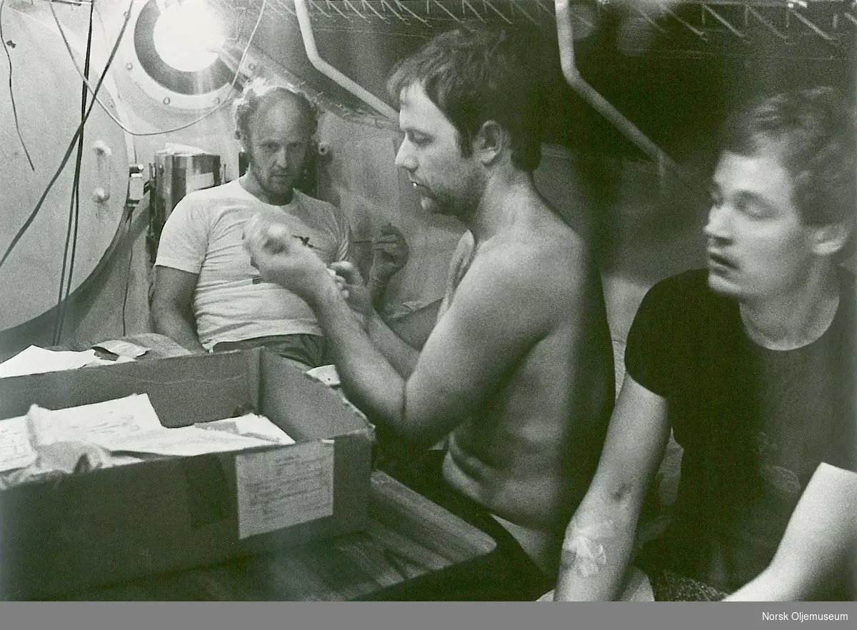 Deep Ex dykk på NUI 1980 - 1981. Blodprøver blir tatt på 504 meter. Fra venstre Anders Lindahl, Bård Holand og Wigulf Schøll Larsen.