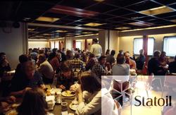 Kantinen på Statfjord A er full når middagen derveres.