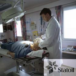 Sykepleier Odd Abrahamsen utfører førstehjelp i sykestuen på