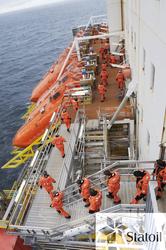 Livbåtøvelse på Statfjord C.  Livbåtene er av fritt fall typ