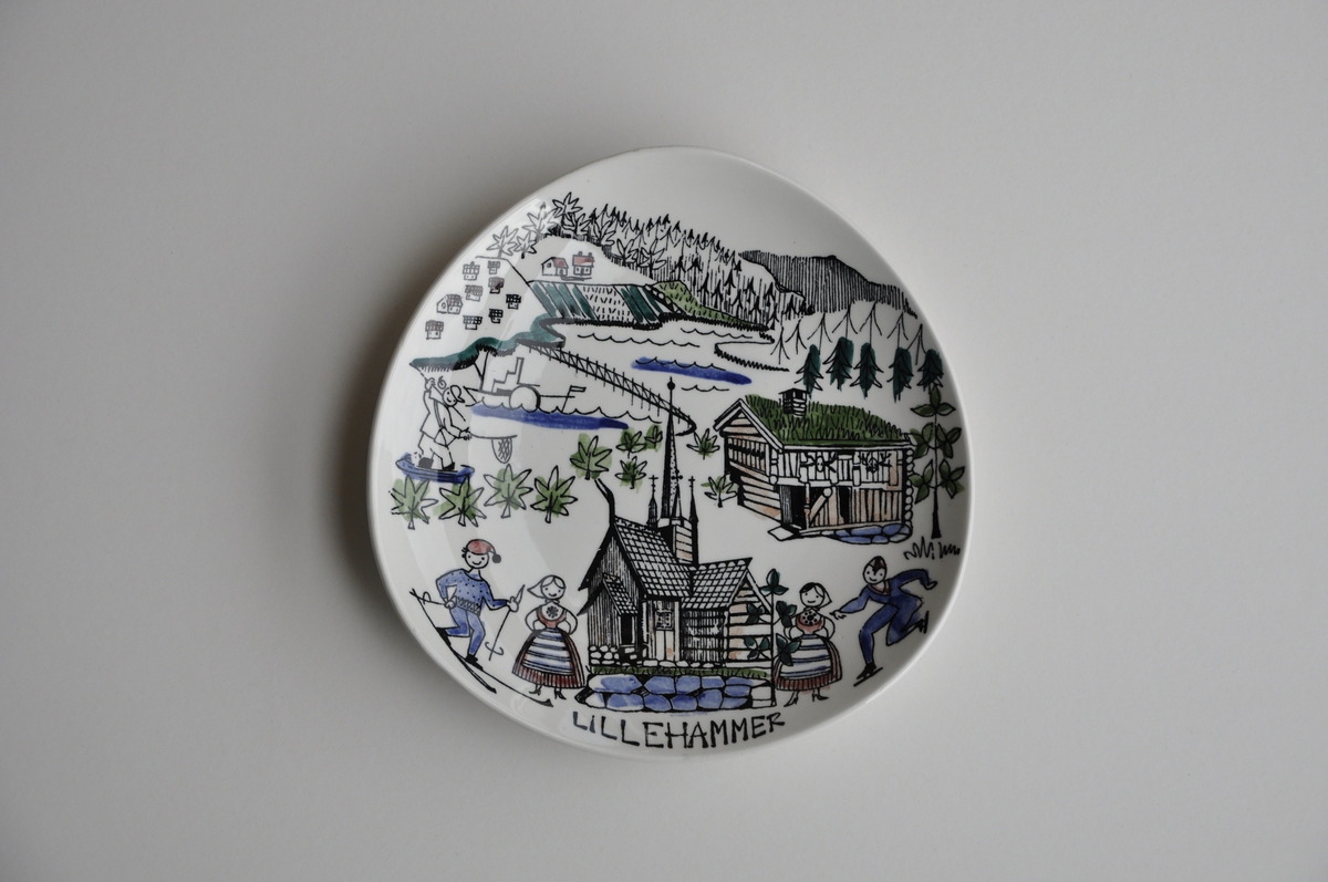 Fatet er dekorert med illustrasjonar i såkalla popmodernisme som viser kjende turistmål på Lillehammer som Maihaugen og " Skibladner". Desse er føydde saman i eit landskapsbilete. Påskrift nede.