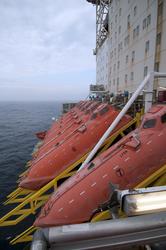 Stuplivbåter på rekke og rad på Statfjord C.  På plattformen