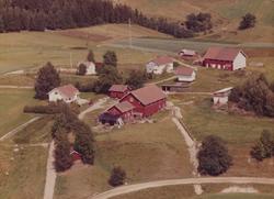 Skråfoto av gårdene Halstvedt i Eidsberg,  29. juli 1968.
S