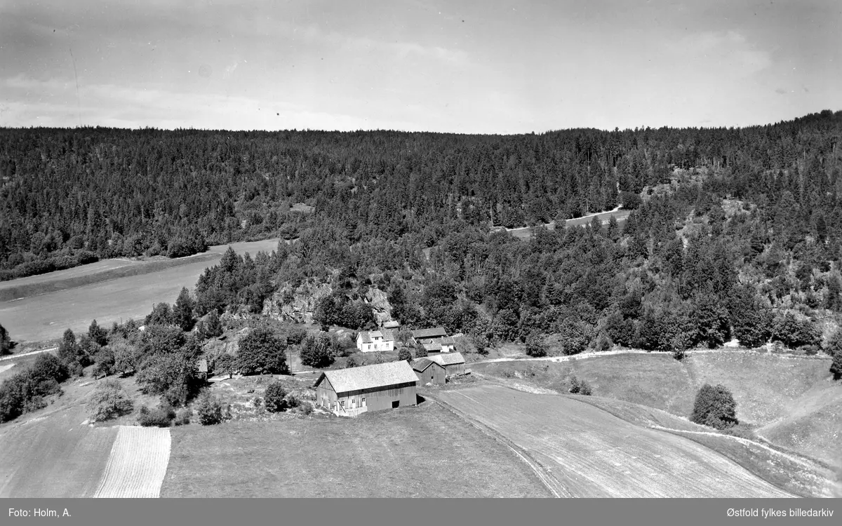 Glenne nordre gård  i Skiptvet, flyfoto 20. juni  1957.
Også kalt  Glennebakken.