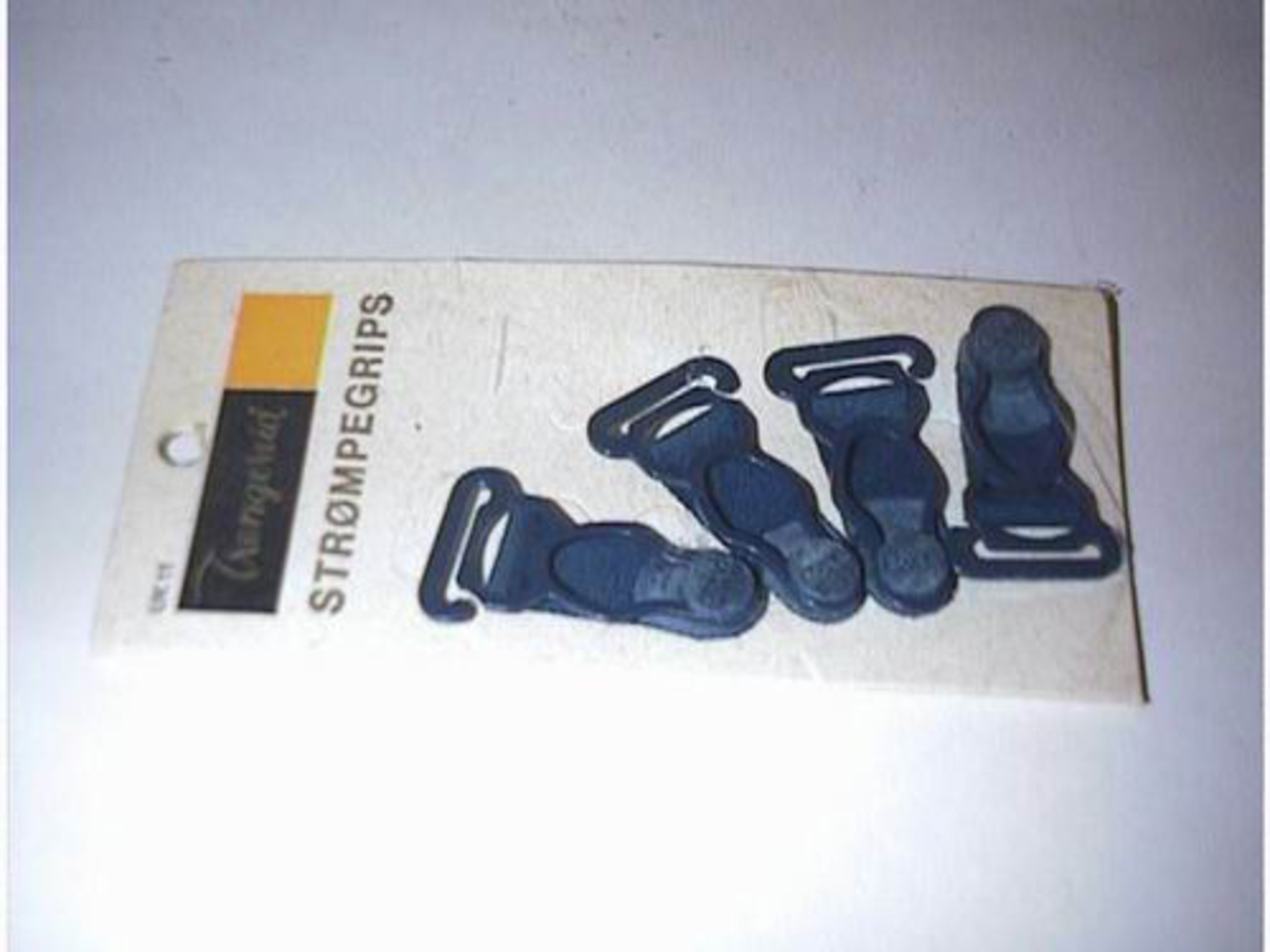 Form: Griparar med feste til sokk og feste til strikk i andre enden. 4 stk. i ein pakke som er forsegla med plast.
