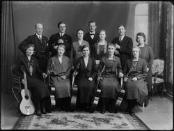 Gruppe med gitarer, fiolin og mandolin. Bethania i Sarpsborg