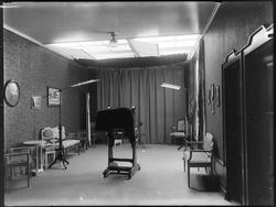 Interiør fra Chr. E. Larsens fotoatelier, med kamera i St.Ma