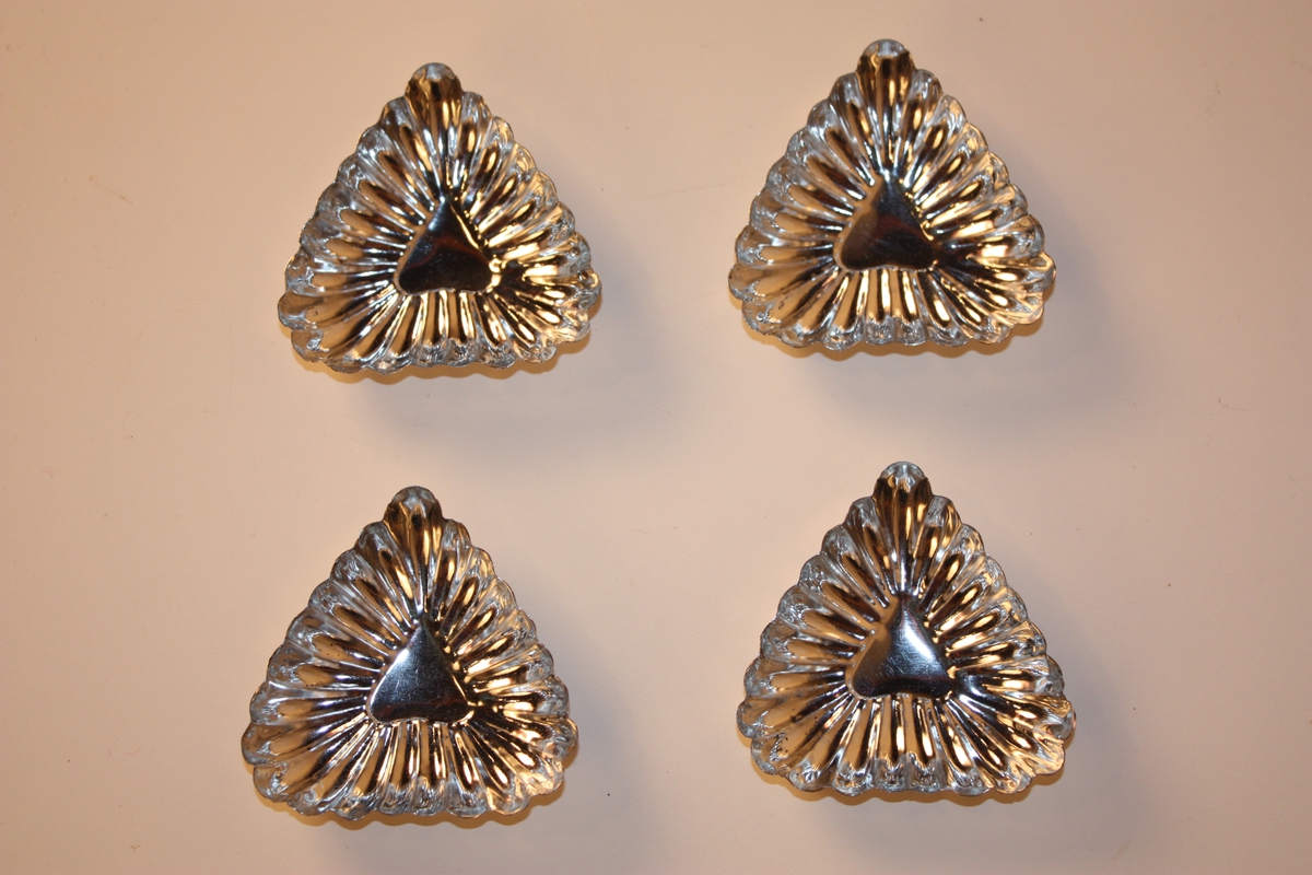 Form: hjarteforma eller trekantforma
Kakeforma har hjarte i botnen, riller og 23 tunger rundt kanten.