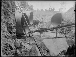 Ukjent fabrikkinteriør- tunnel, mann 1936.