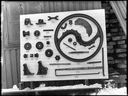 Haga Hoell, Ise 1948. 
Maskindeler utstilt og avfotografert