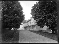 Borregaard hovedgård i Sarpsborg med allé inn mot tunet og g