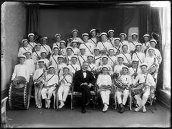 Sarpsborg Guttemusikkorps (?) 1934 med sin dirigent.