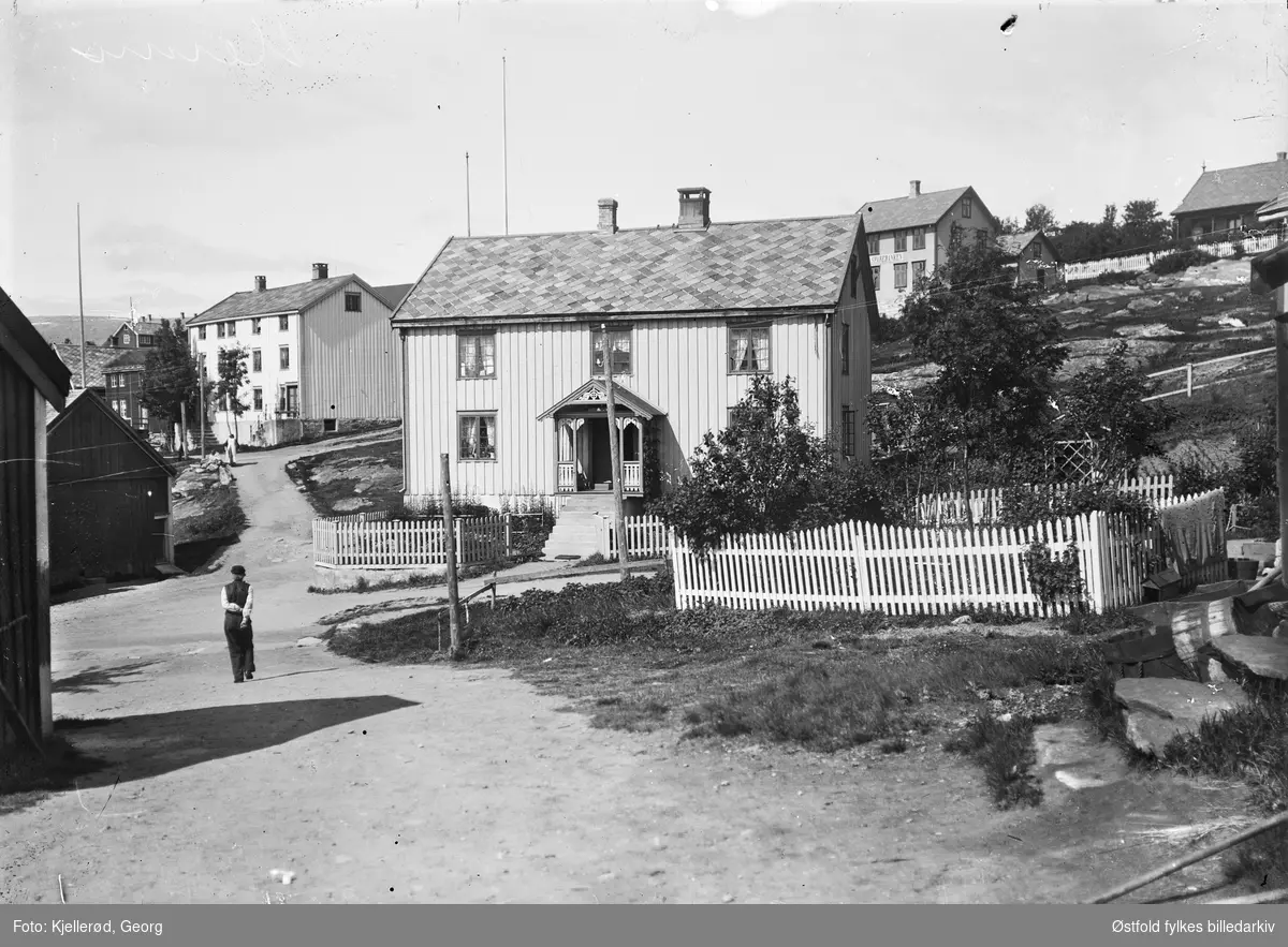 Gateparti i Hemnesberget i Nordland, i bakgrunnen hus med skilt Sparebanken., ant. etablert 1878.