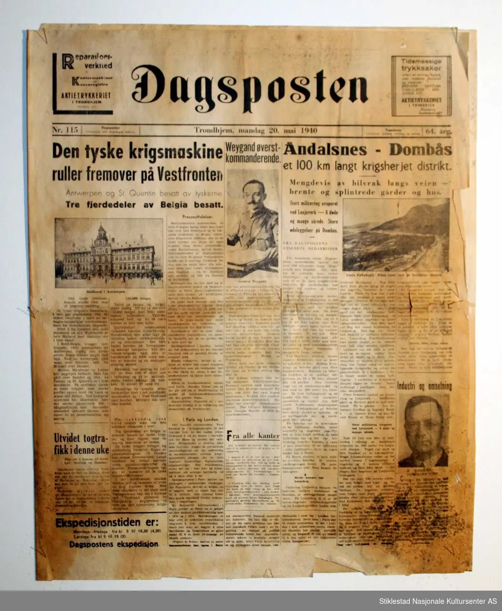 Avis-fremside av Dagsposten i fullformat. Utgitt våren 1940. Er delvis revet istykker ved brett, samt at avisa er angrepet av mugg i høyre (nedre) hjørne. Illustrert med bilder.