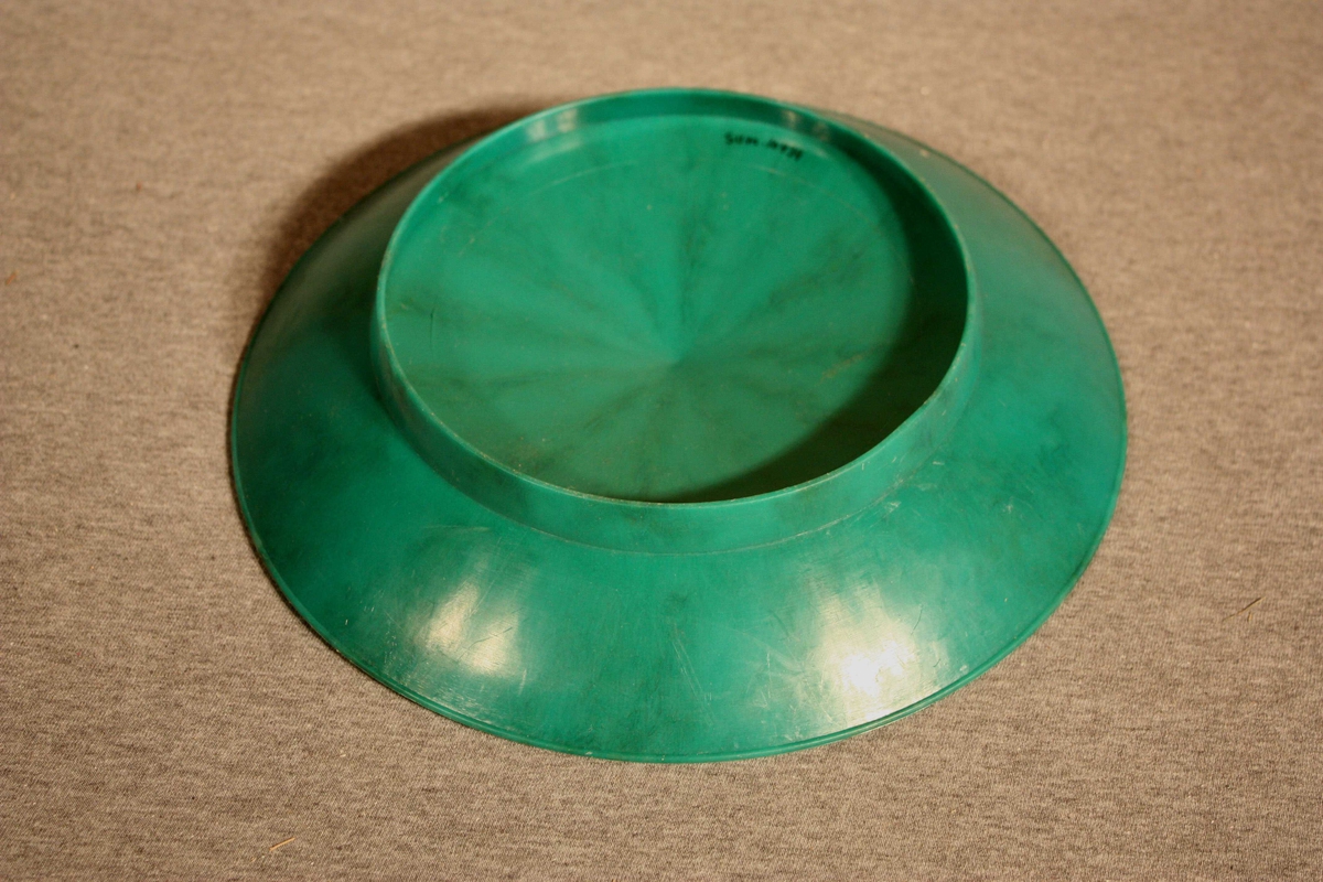 Plasttallerk som er forma som ei wok-gryte med høge bremmar og opphøga sentrum av tallerken