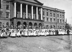 17. mai 1905. Barnetoget foran Slottet, med kongefamilien.