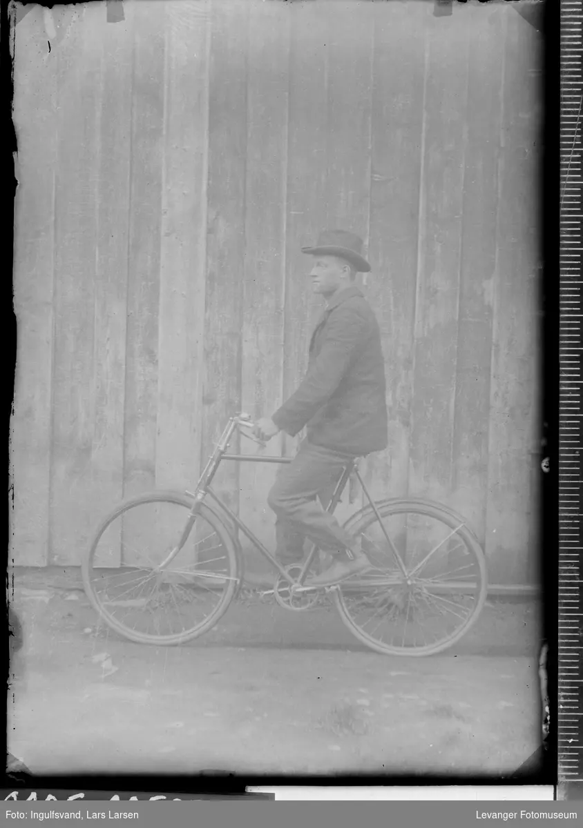 Portrett av en mann på sykkel.