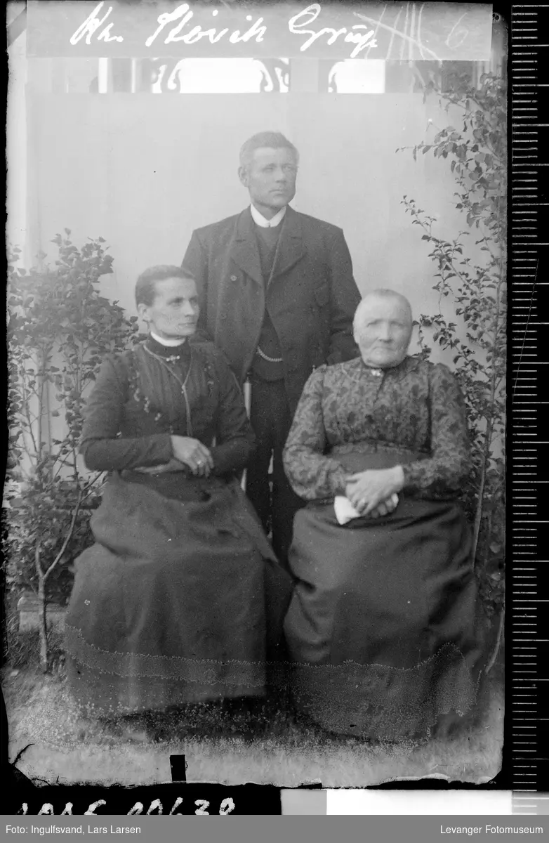 Portrett av en mann og to kvinner.